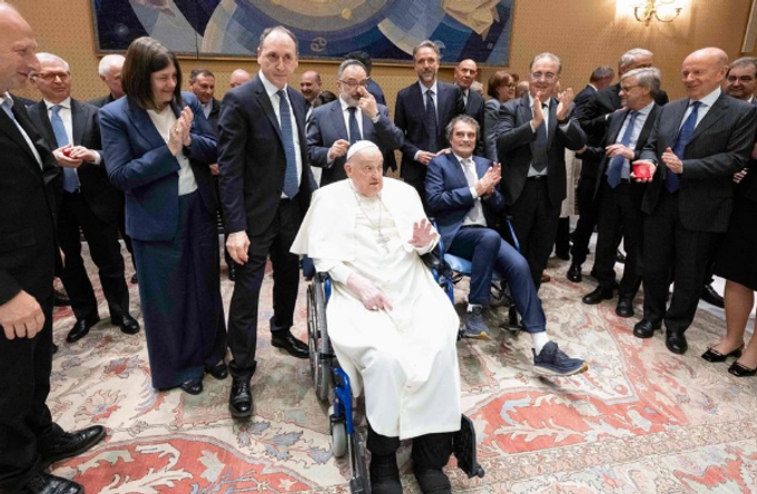 Papa Francisco recibe a personal médico que lo atendió