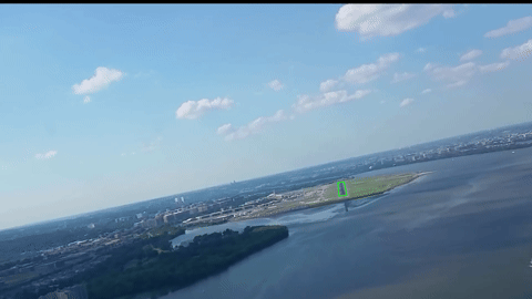Daytime animation of a runway outlined with signal lines to illustrate FlightStack’s runway detection feature