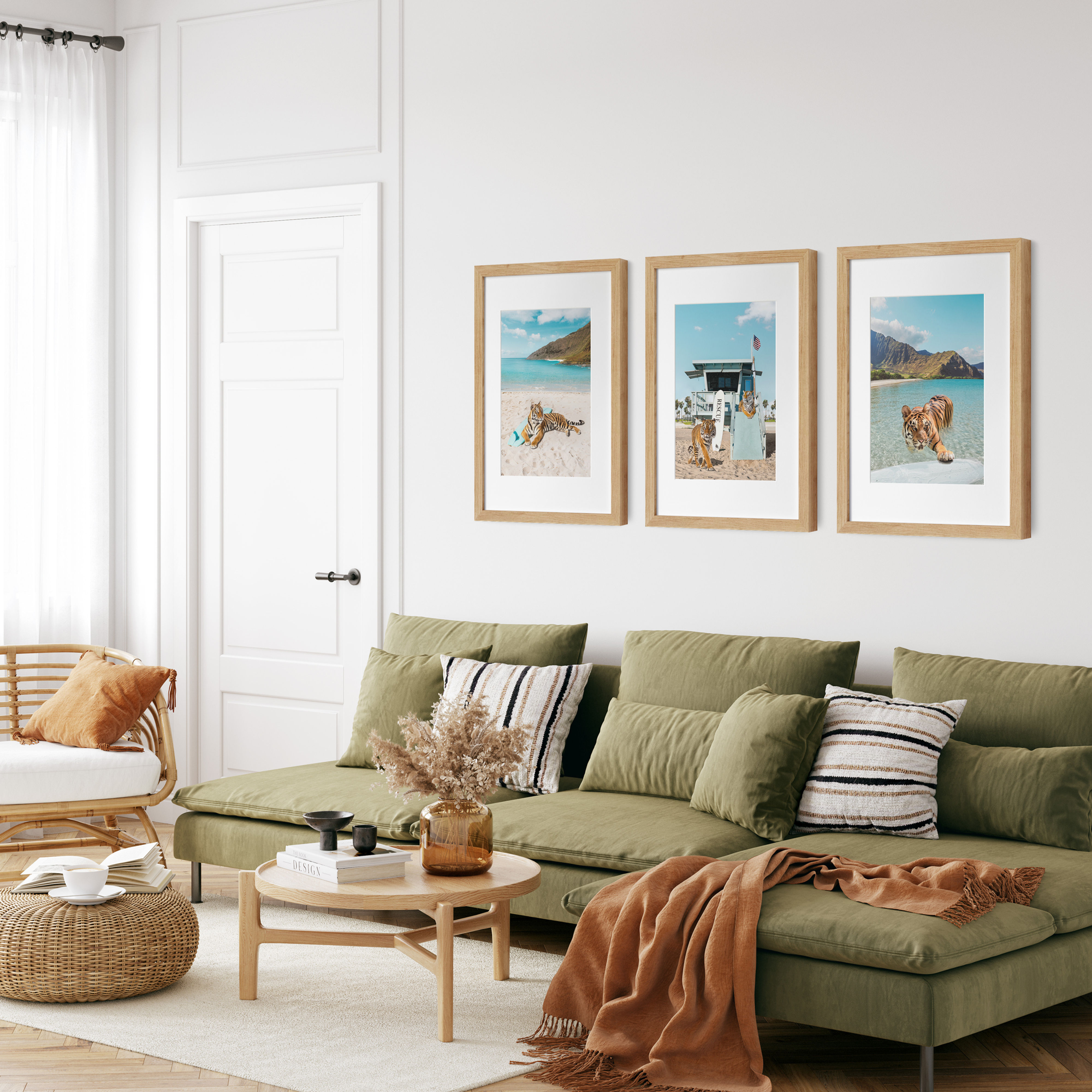 טיגריסים ליד מגדל הצלה על חוף ים פתוח