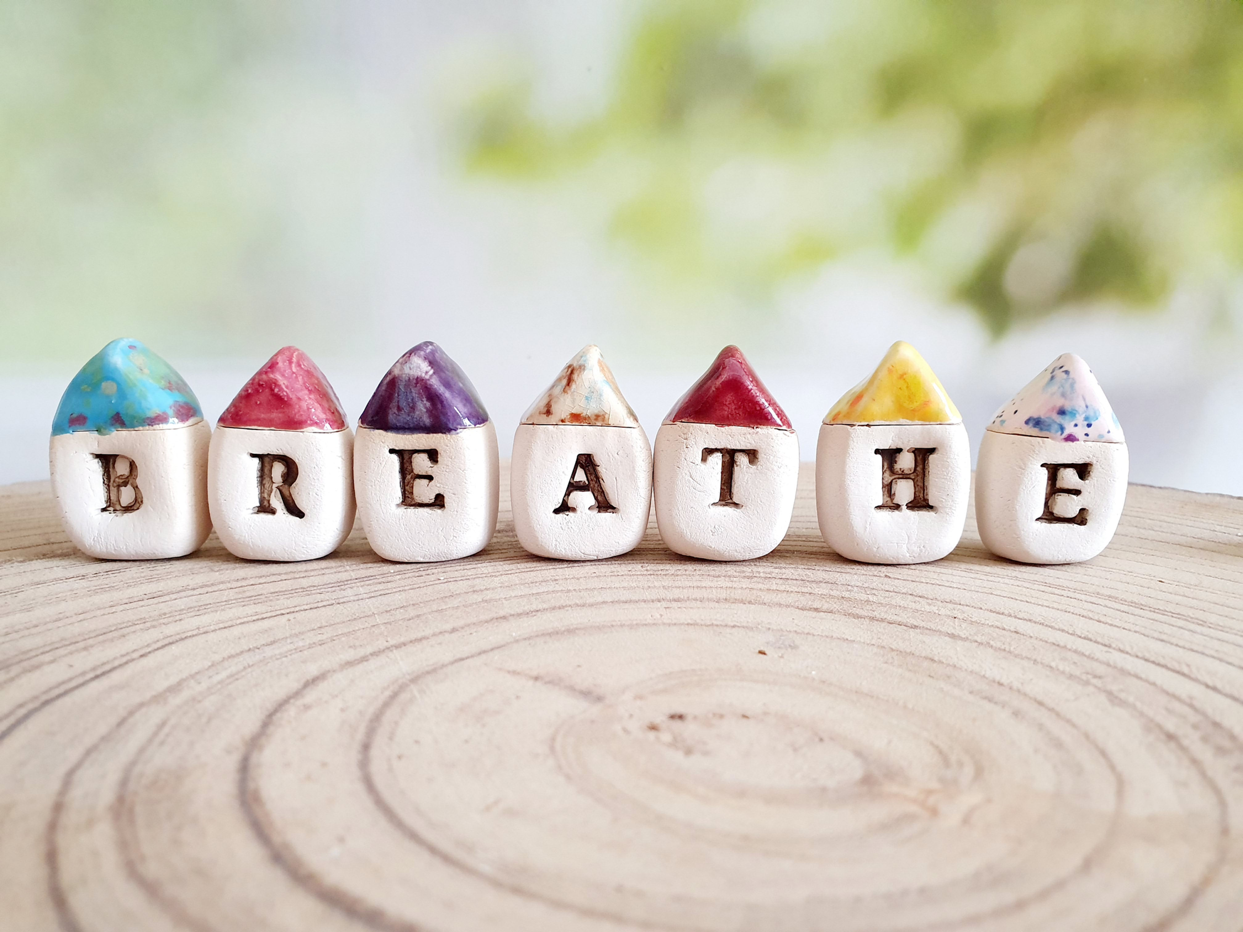 בתים מיניאטוריים עם אותיות