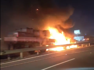 Caminhão pega fogo no acostamento da rodovia em Sumaré