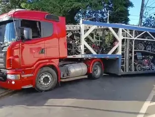 Caminhão entra em via proibida e trava rua no centro de Sumaré