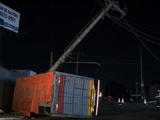 Caminhão atinge postes de energia e tomba no bairro matão em Sumaré