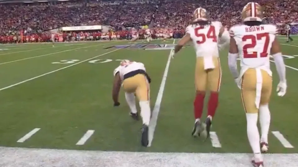 Image of Dre Greenlaw rupturing his achilles.