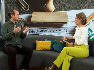 Sebastian Klein und Anna Planken sitzen auf dem Sofa des ARD-Morgenmagazins