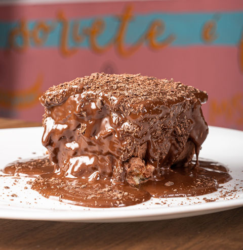 Bolo de Sorvete Gourmet Sander sabor chocolate, uma irresistível tentação para os amantes de sobremesas geladas.