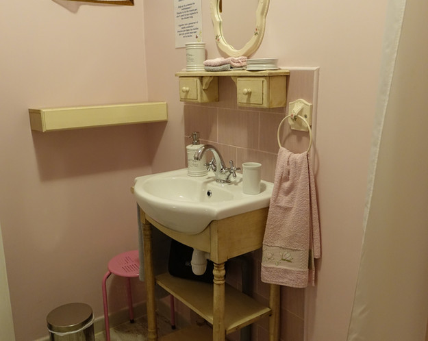 Un baño con todas las comodidades esperadas.