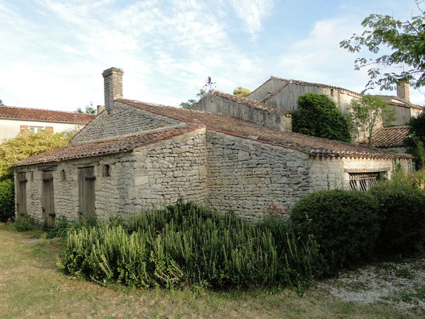 Les soues à cochons vestiges de l'ancienne ferme.