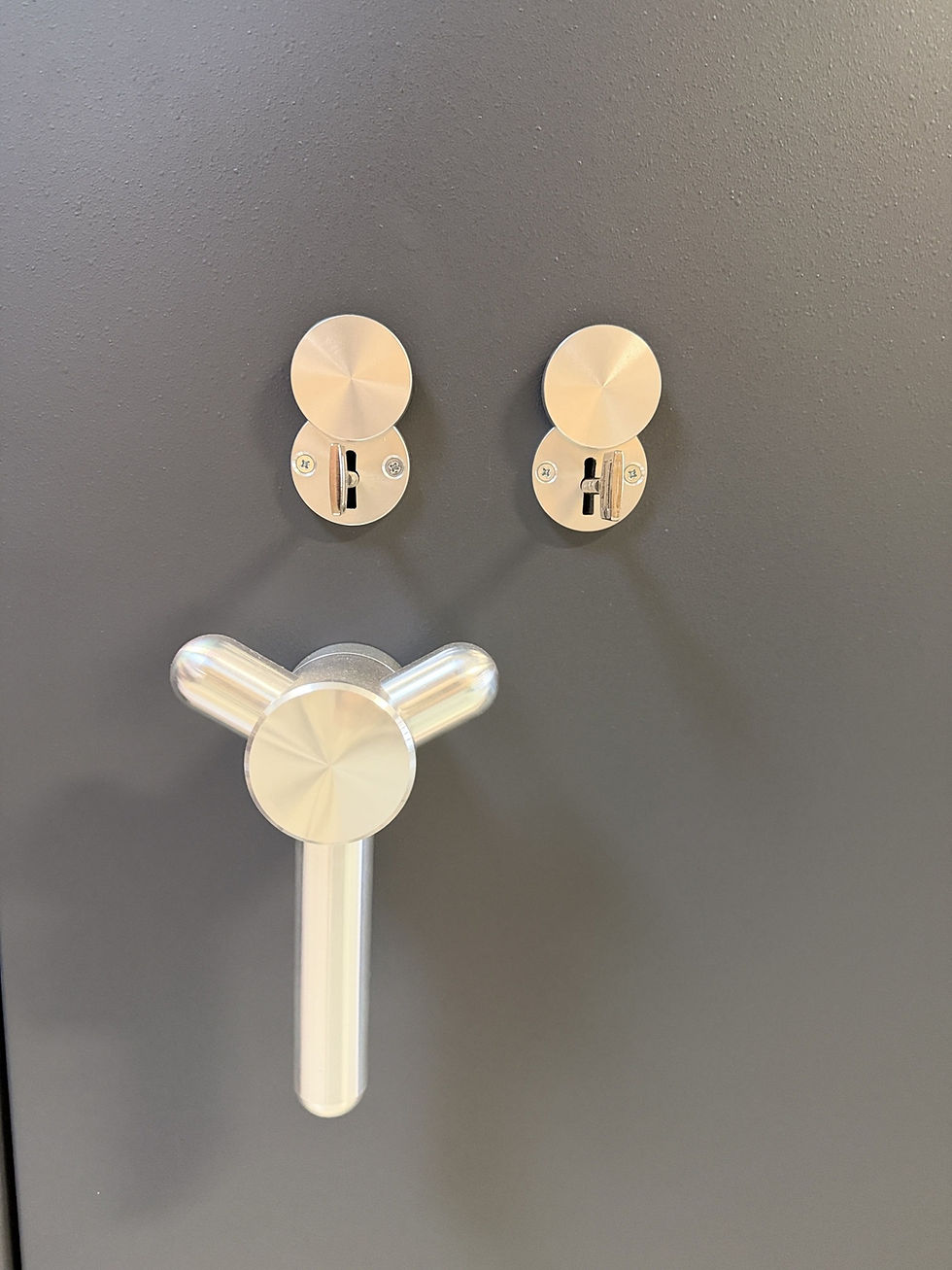 Tresor mit Doppelbartschloss