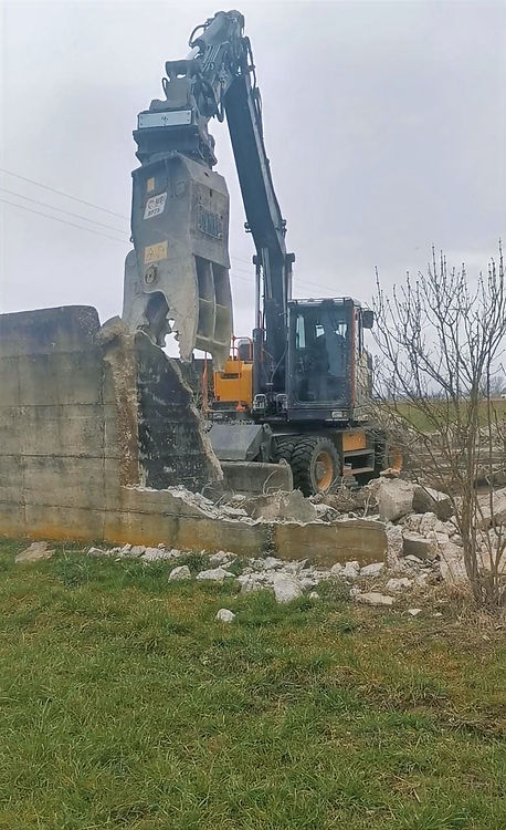 Bagger der Firma Schönghuber Erbau beim Abbruch einer Betonwand