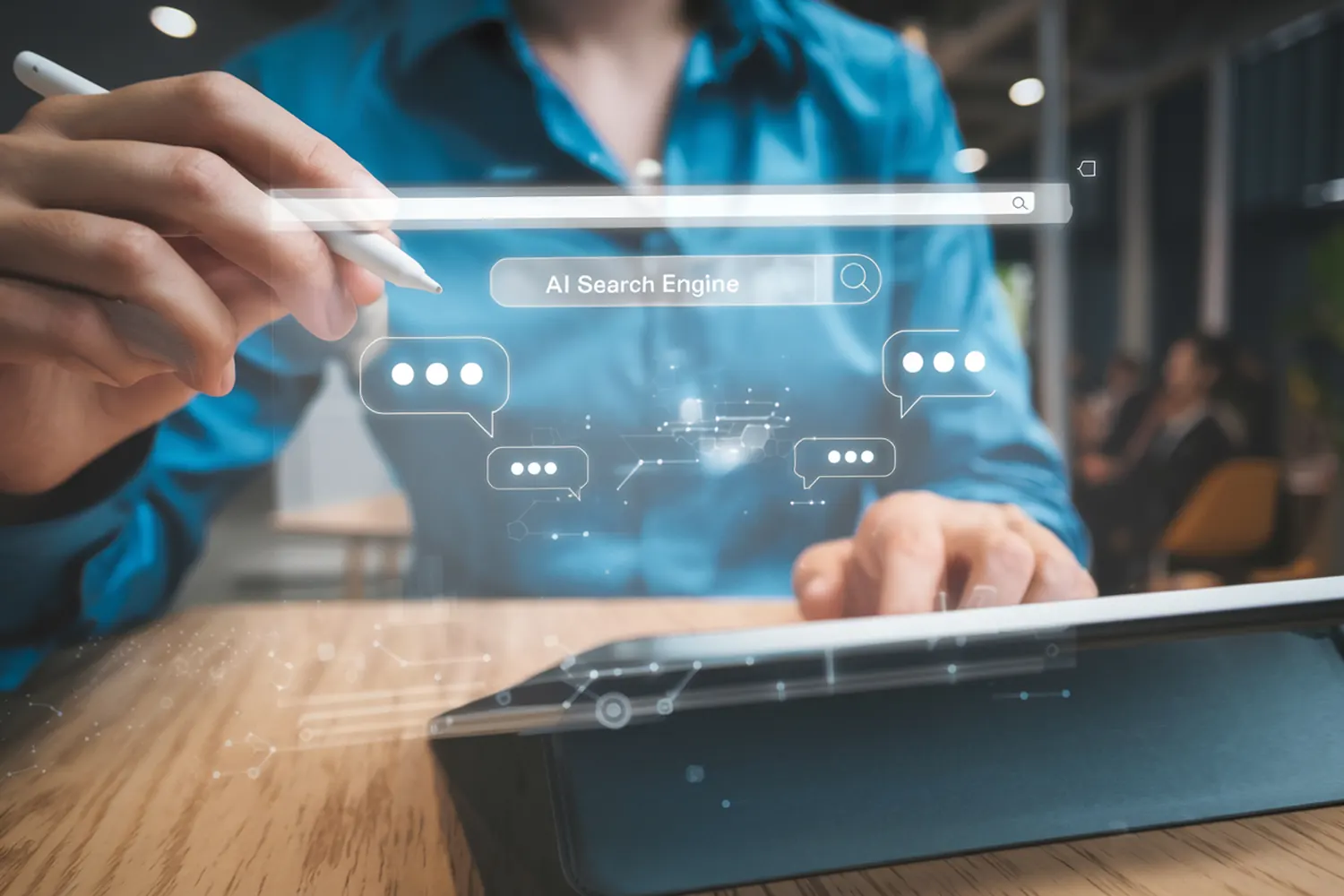 Person bedient ein Tablet, darüber eine eingeblendete Suchleiste mit dem Wort KI-Suche und mehreren Sprechblasen