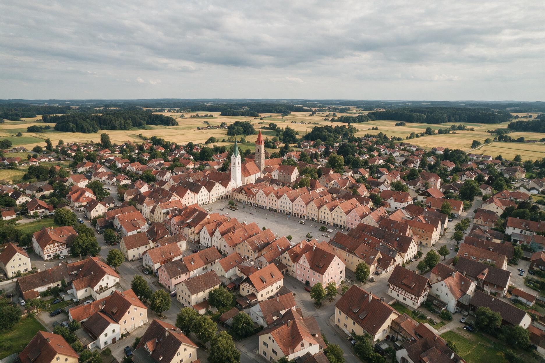 Luftbild einer oberbayerischen Marktstadt mit großem Marktplatz