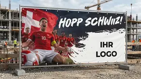 Bauzaun Werbebanner zur Fussball WM 2026 - Hopp Schwiiz Banner