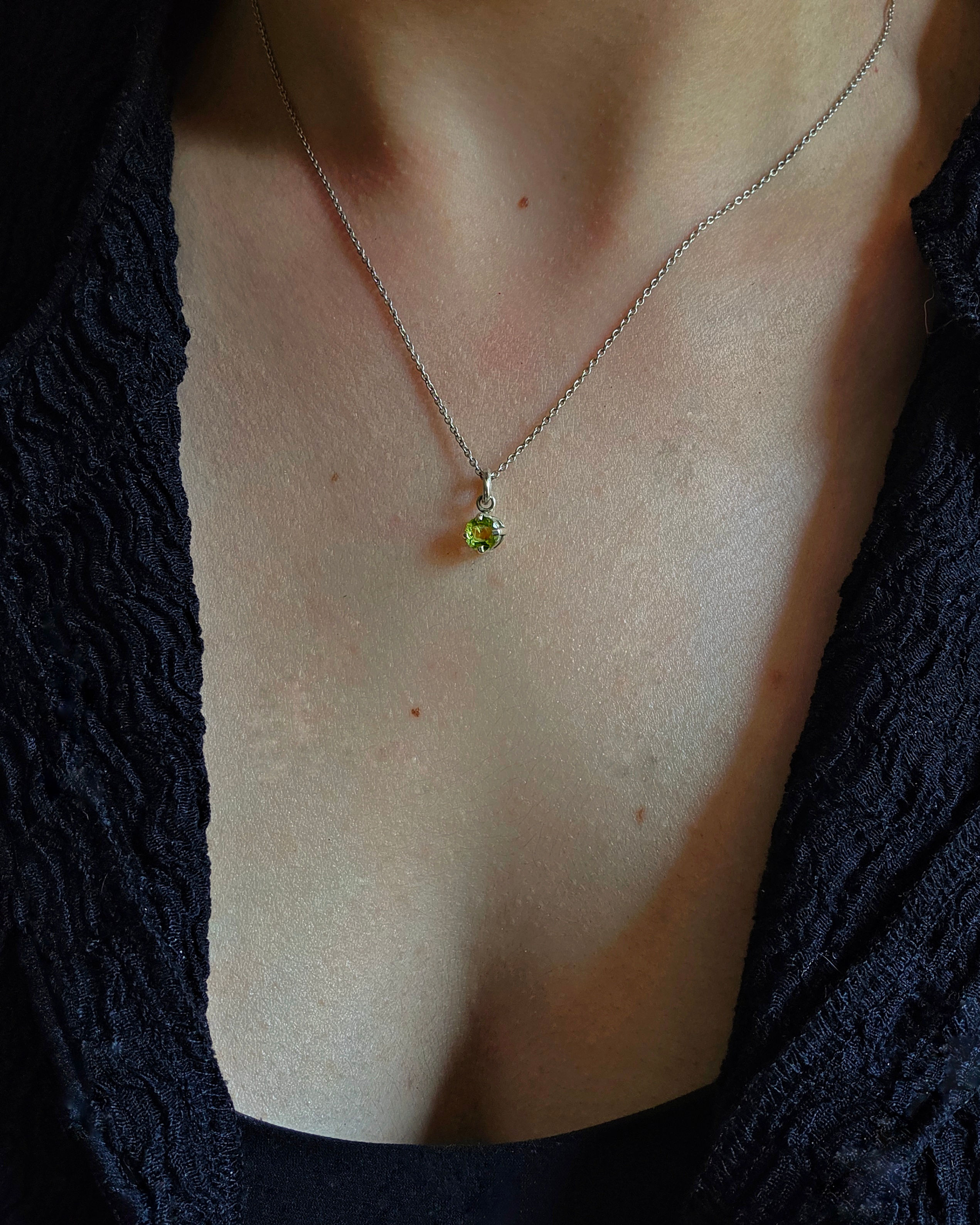 Pendentif Isis en argent et péridot / Fait main