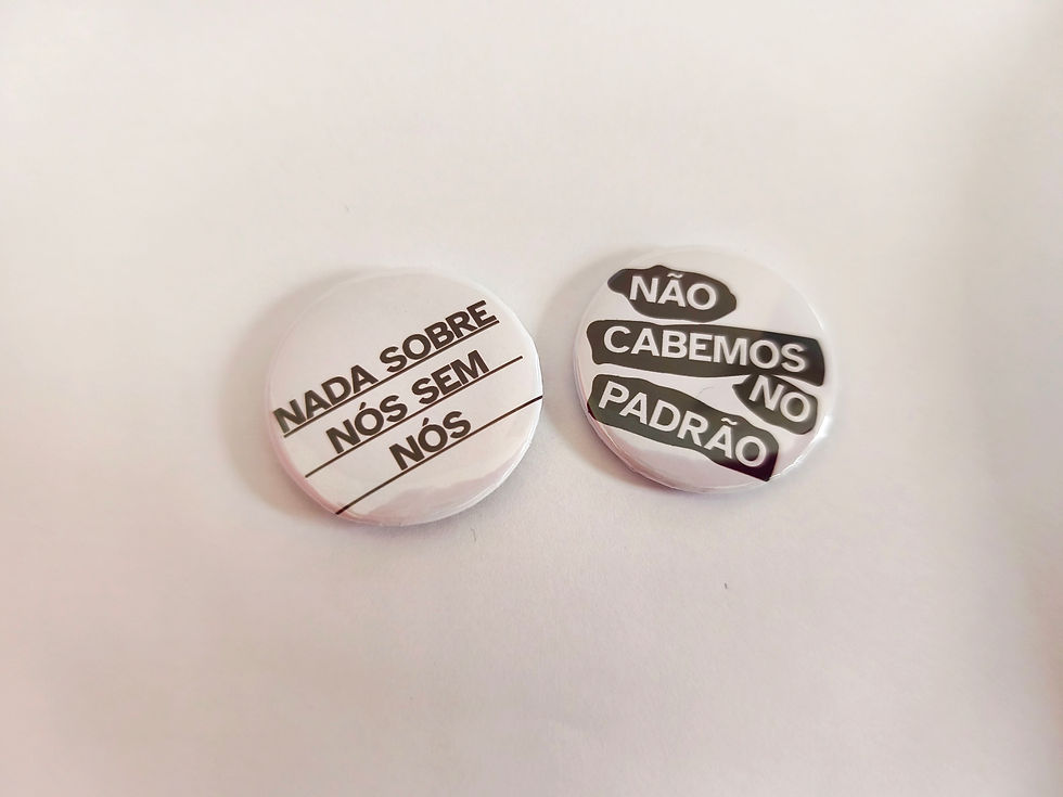 2 Bottons + Adesivos @Nada Sobre Nós Sem Nós