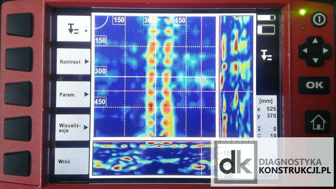 Na skanie obrazowym (ImageScan) stropu gęstożebrowego wykonanym systemem X-Scan w zależności od ustawienia parametrów analizy jesteśmy w stanie przeanalizować znacznie więcej - przy tych parametrach skanowania doskonale widoczny jest przebieg zbrojenia głównego belki stropu, na dolnym przekroju da się zauważyć obecność sygnału układającego się w kształt pustaków stropowych.