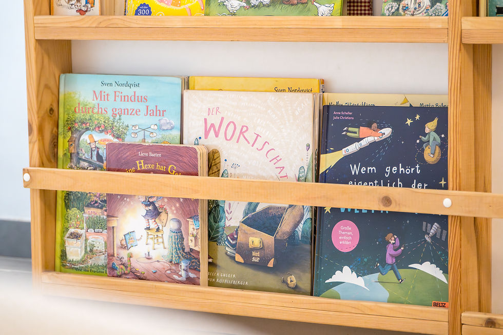 Bücher im Jahreslauf wechseln: So bereichert saisonales Vorlesen Familienalltag und Zuhause