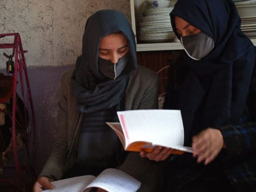 Uma maratona mundial de leitura em apoio às mulheres iranianas e afegãs