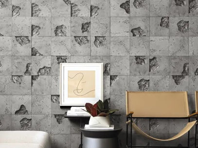 Sala neobrutalista com mesa detalhes dourados cadeira amarela planta e concreto aparente