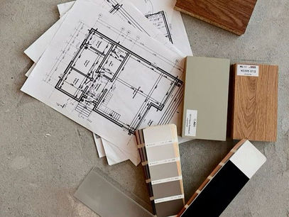 Itens de designers de interiores como planta baixa, mostras, palheta de cores