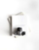 Camera em cima de um livro ou roteiro