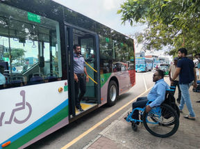 ආබාධ සහිත පුද්ගලයින් සඳහා පහත් බිම් බස් රථ නියමු සේවාවක් අද ආරම්භ කෙරේ...