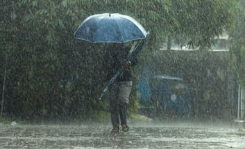 NSW flood warning issued as heavy rain and storms intensify