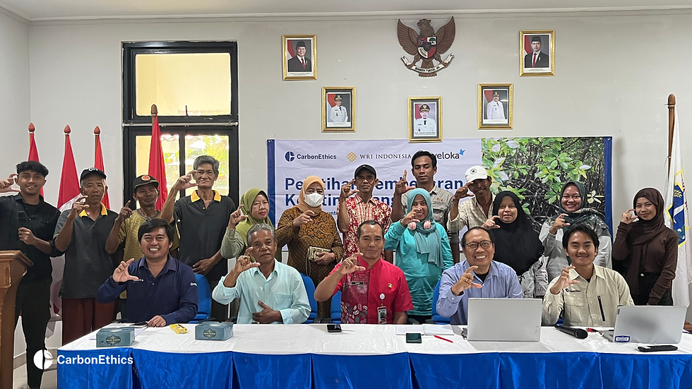 A group photo with local communities at the mangrove crab cultivation training event.