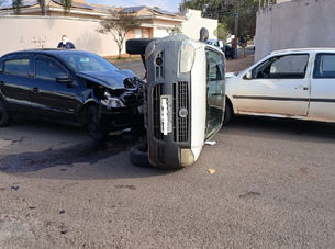 Três carros se envolvem em colisão após motorista ignorar placa de pare em Assis