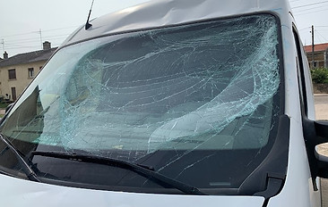 pare-brise-casse-camionette.jpg