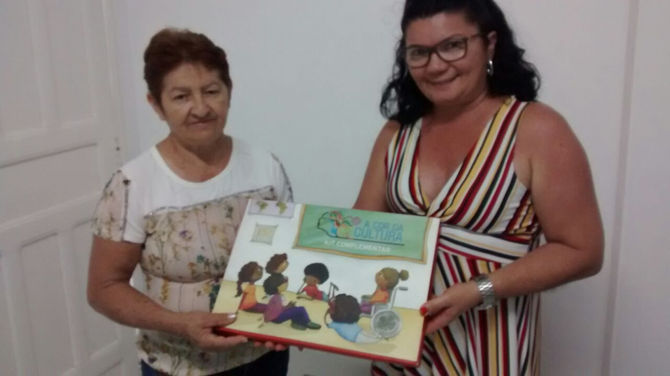 Professora faz doação para Biblioteca Municipal.