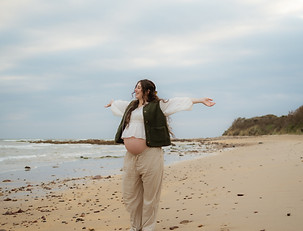 Pregnancy photoshoot in the beach Edinburgh Scotland