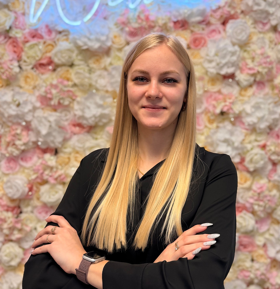 Lena, Junior-Stylistin für gepflegte Maniküre und hochwertiges Nail-Design im Premium Beautycenter.