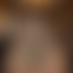 Eine Kundin präsentiert ihre wunderschönen, natürlich fliessenden Balayage Haare nach einem Besuch im Beautycenter by Neta in St. Gallen.