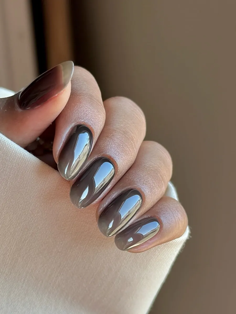 Die Rückkehr der dunklen Farben Nägel im Beautycenter by Neta St. Gallen