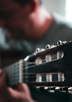 Tocando violão