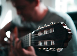 Jouer de la guitare
