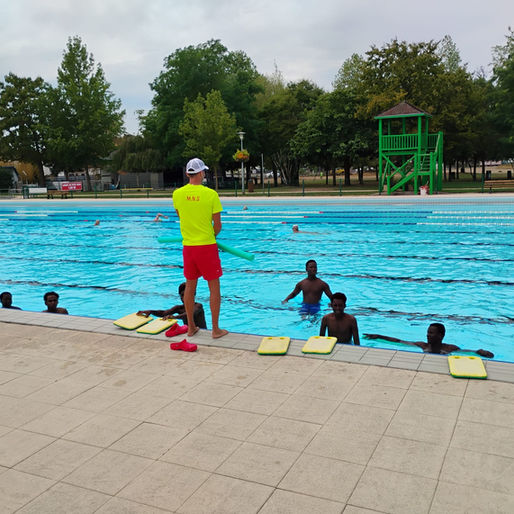 Chaque été, grâce au partenariat avec la Direction des Sports, des Loisirs et de la Vie associative de la Ville de Bischwiller et la Communauté d’Agglomération de Haguenau, les jeunes accompagnés par le SAMNA bénéficient d’une initiation à la natation encadrée par un éducateur sportif.