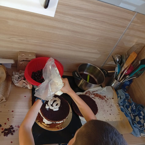 Les ateliers réunissant les jeunes et leurs parents ont constitué des moments particulièrement forts. Cuisiner ensemble, réussir une préparation et partager le plaisir du résultat permettent de créer une autre dynamique familiale, faite de complicité et de valorisation mutuelle.