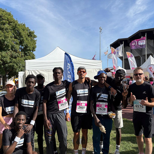 À l’occasion des Mulhousiennes 2026, les jeunes du SAMNA 68 de la Fondation de la maison du Diaconat de Mulhouse ont pris part à cette grande mobilisation solidaire, en rejoignant la vague rose pour soutenir la lutte contre le cancer et porter, à leur manière, un message d’espoir, d’engagement et de solidarité.