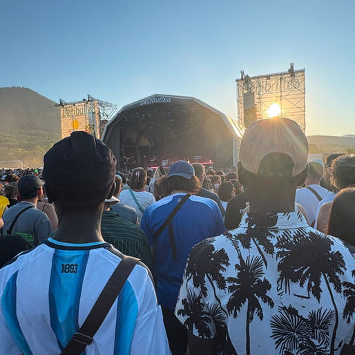 Le 10 juillet 2026, plusieurs jeunes accompagnés de deux éducatrices ont découvert l’ambiance du festival Décibulles. Pour certains, il s’agissait d’une première expérience au cœur d’un véritable festival : la musique, les lumières, le public et toute l’effervescence d’un grand événement culturel.