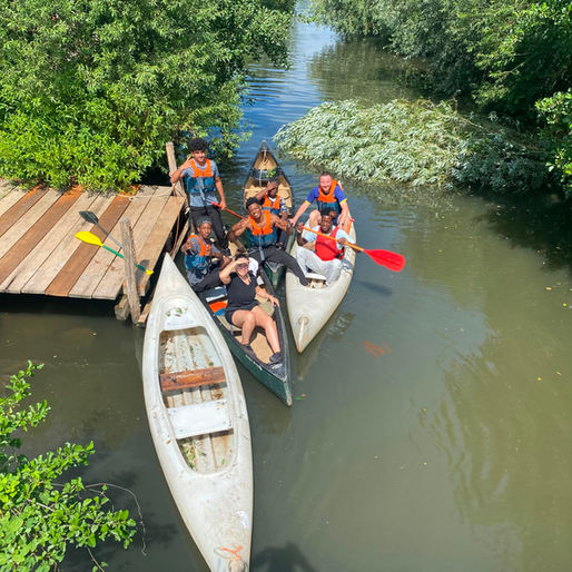 Cet été, un groupe de jeunes accompagnés par le SAMNA a quitté son quotidien pour vivre une initiation au canoë-kayak, dans une ambiance à la fois sportive, chaleureuse et conviviale.