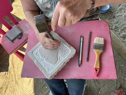 Bildhauer-Workshop: Ulrike Rotter bearbeitet Stein