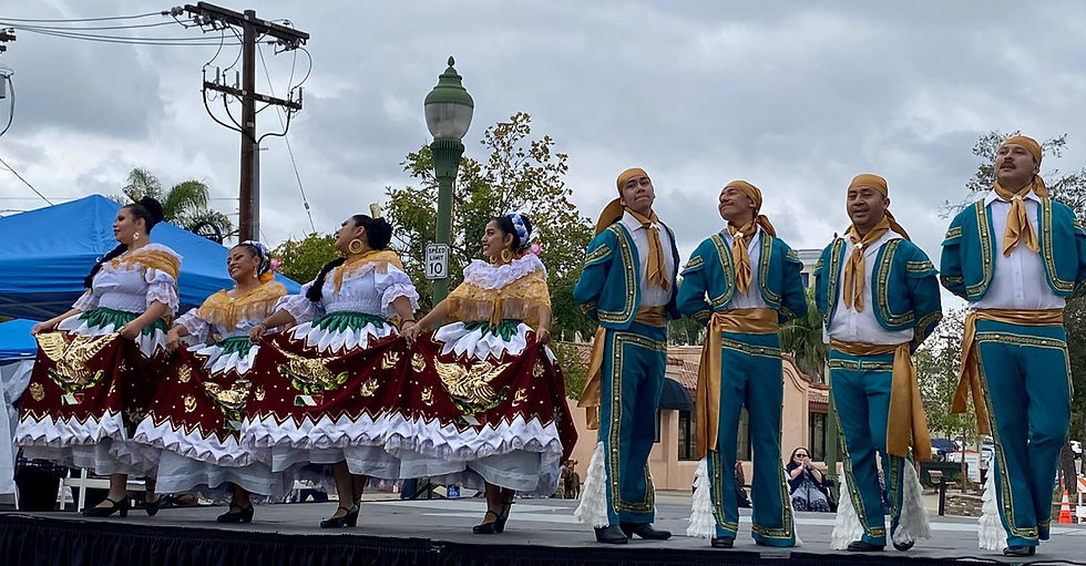 Grupo de Adolescentes & Adultos Presentando Puebla en Maple Street Plaza, Escondido