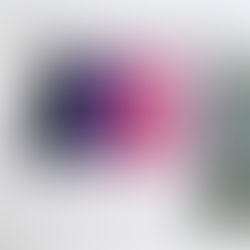 5 bunte Hemdblusen und ein Hemdblusenkleid, genäht aus dem Schnittmuster ELIOS, hängen an einem Gitter.