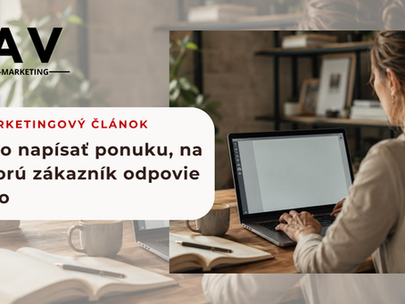Podnikateľ píše na notebooku cenovú ponuku pre zákazníka