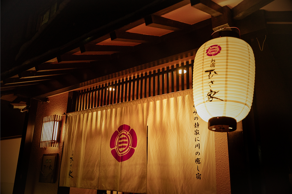 お宿ひさ家 エントランス 夜.png
