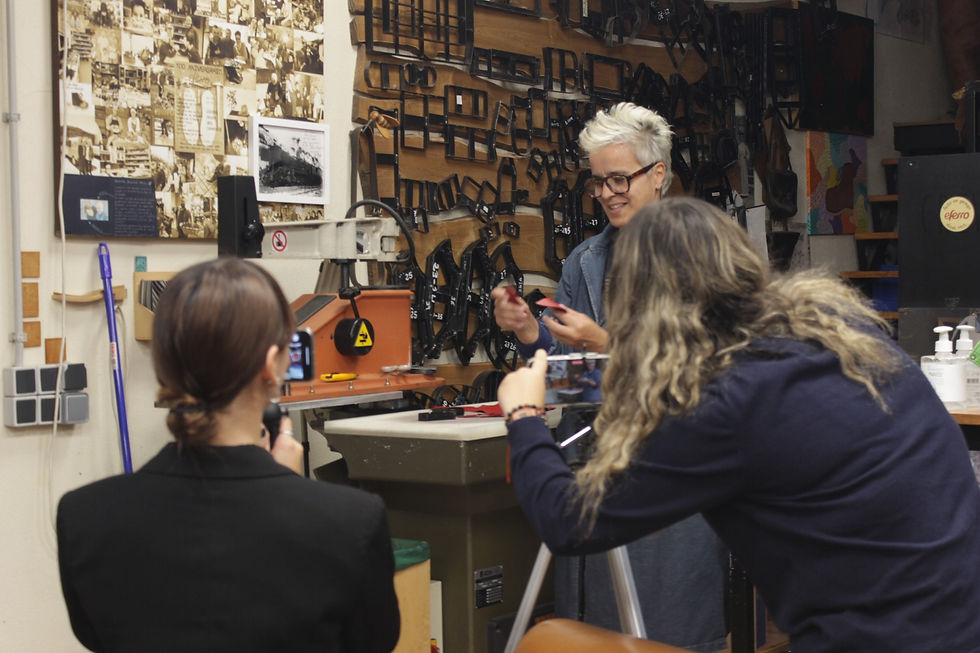 Uxía e Lucía, gravando a masterclass de Elena Ferro acerca da elaboración dos zocos.