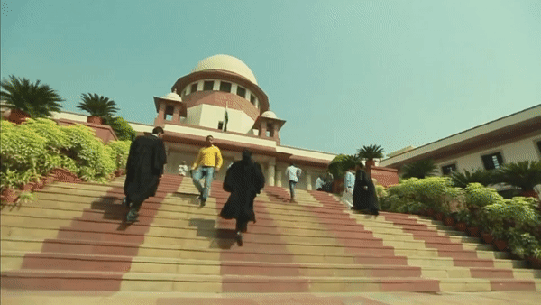 Supreme Court ने इलाहाबाद हाईकोर्ट पर जताई नाराज़गी, 27 बार टली जमानत याचिका पर सुनाई खरी-खरी 8 Sc Transfers Petitions Challenging Agnipath Scheme To Delhi Hc- The Daily Episode Network