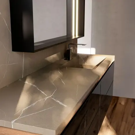 Hochwertiger Waschtisch mit glänzender Oberfläche in Marmor-Optik und atmosphärischen Lichtreflexionen – luxuriöse Badmöbel-Details bei BAD ELEMENTE.